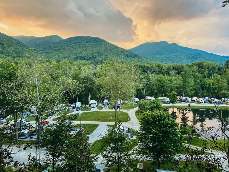 A Riverside Retreat Tucked Into the Appalachian Mountains A Riverside Retreat Tucked Into the Appalachian Mountains