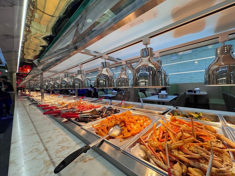 A Seafood Feast at the End of Co-op City Boulevard A Seafood Feast at the End of Co-op City Boulevard