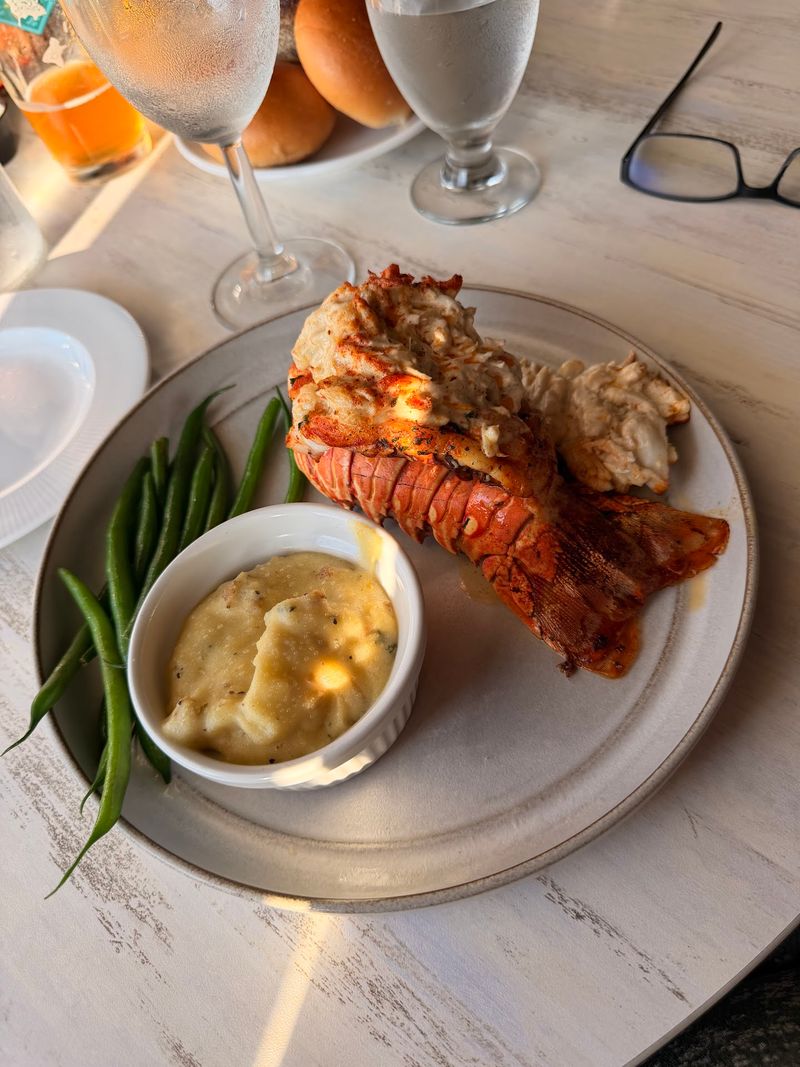 A Seafood Restaurant Built Around the Bay A Seafood Restaurant Built Around the Bay