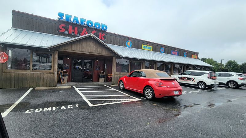 A Seafood Stop Tucked Along Darrow Road A Seafood Stop Tucked Along Darrow Road
