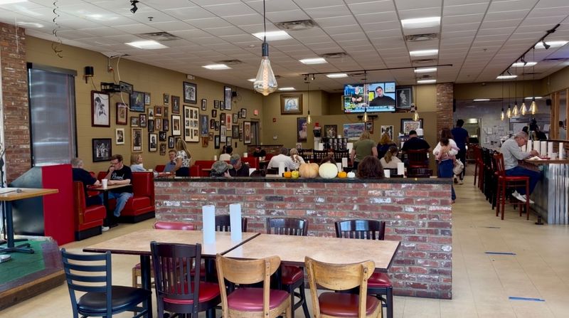 An Easygoing Room Full of Regulars An Easygoing Room Full of Regulars