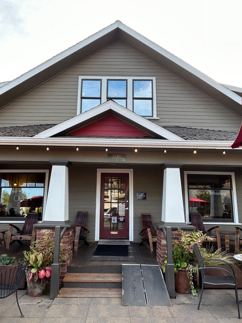 An Oregon Coffeehouse With a Bungalow Character An Oregon Coffeehouse With a Bungalow Character