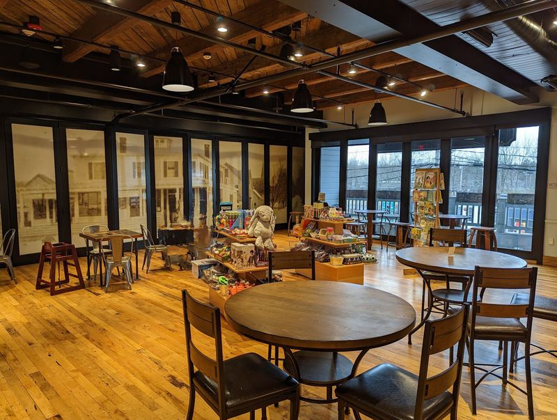 An Upstairs Space Built for Gatherings