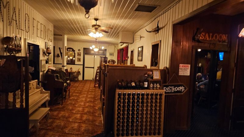 Antique-Filled Rooms With Old West Flavor Antique-Filled Rooms With Old West Flavor