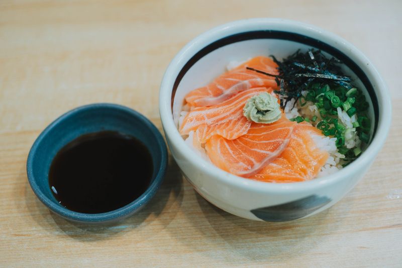 Avoid Soaking the Rice in Soy Sauce at Sushi Restaurants Avoid Soaking the Rice in Soy Sauce at Sushi Restaurants