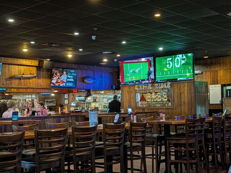 Big Screens and a Buzzing Sports Vibe