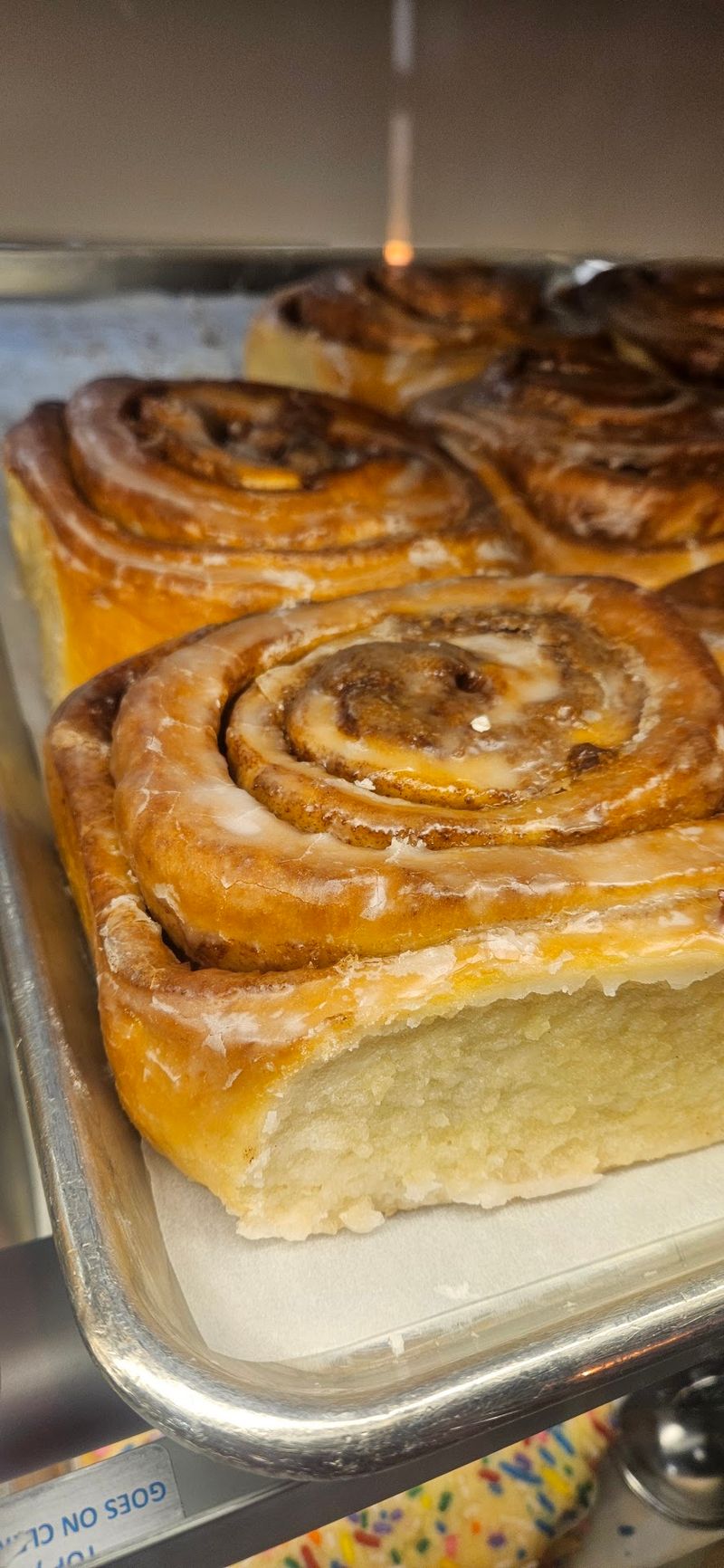Cinnamon Rolls That Overflow the Plate Cinnamon Rolls That Overflow the Plate
