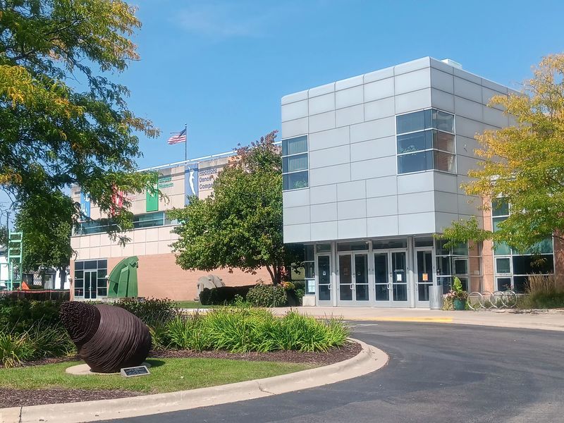Convenient Location and Parking Advantages Convenient Location and Parking Advantages