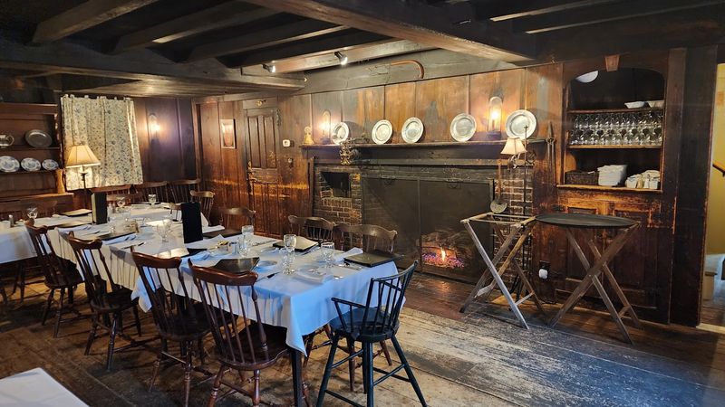 Cozy Rooms Filled With Antiques Cozy Rooms Filled With Antiques