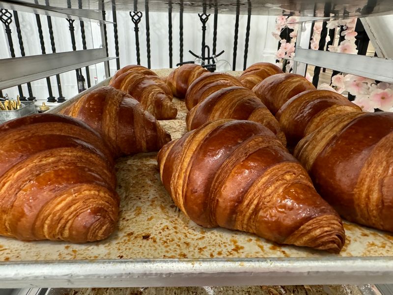 Croissants that reward the early crowd