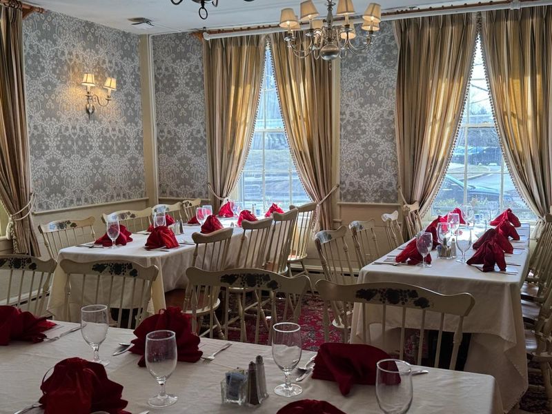 Dining Rooms Made for Long Conversations Dining Rooms Made for Long Conversations