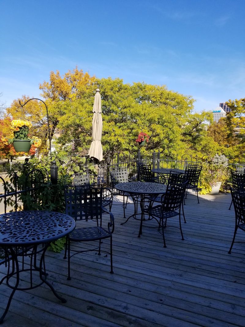 Dining on the Veranda and Rooftop Patio Dining on the Veranda and Rooftop Patio