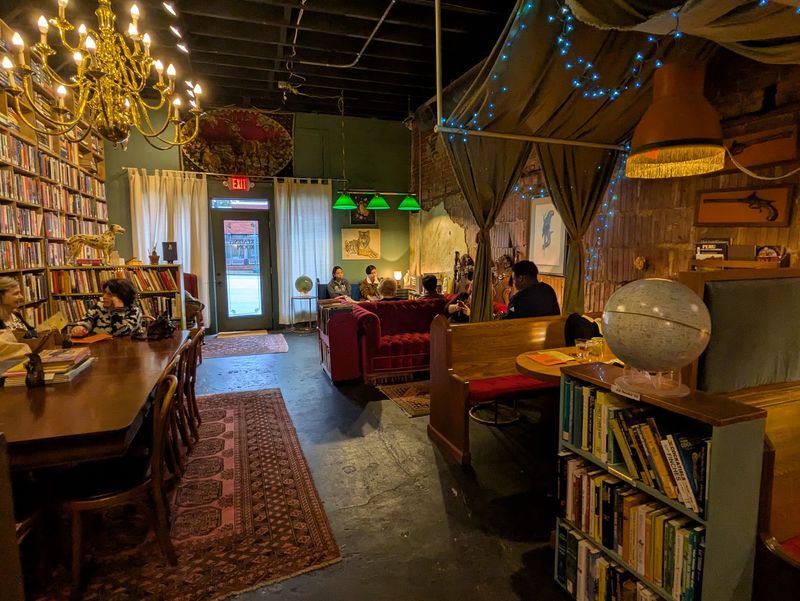 Eclectic Decor and Little Details Everywhere Eclectic Decor and Little Details Everywhere