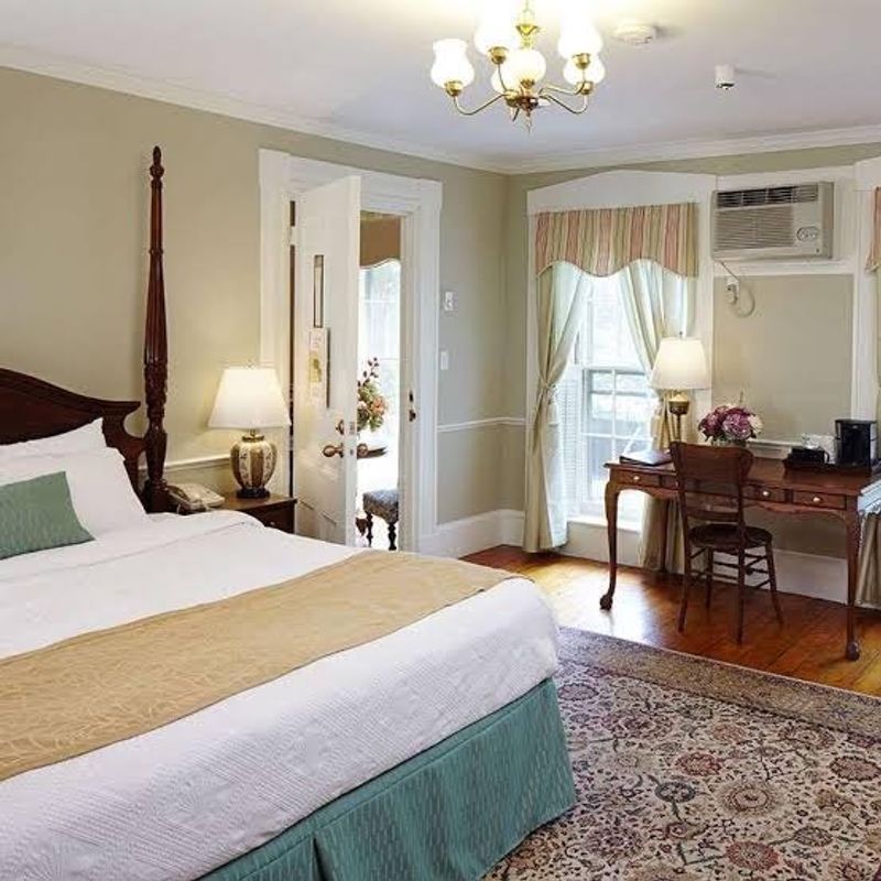 Four-Poster Beds and Period Decor Four-Poster Beds and Period Decor