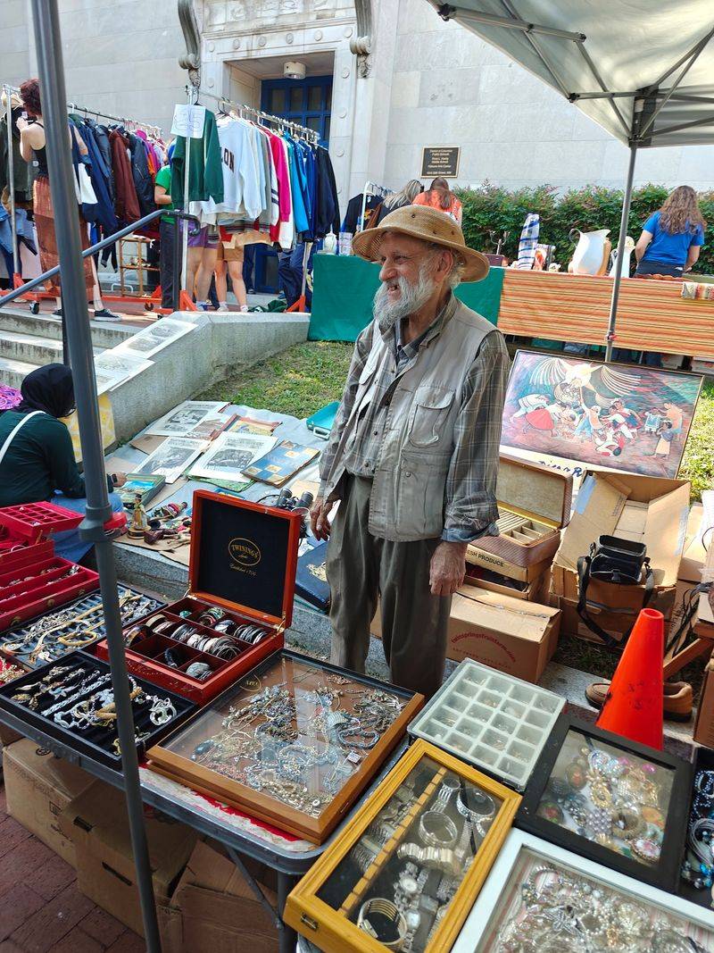 Friendly Vendors and a Familiar Crowd Friendly Vendors and a Familiar Crowd