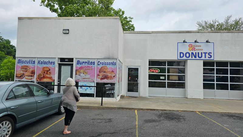 Golden Raised Donuts: Park Avenue, Hot Springs, Arkansas Golden Raised Donuts: Park Avenue, Hot Springs, Arkansas