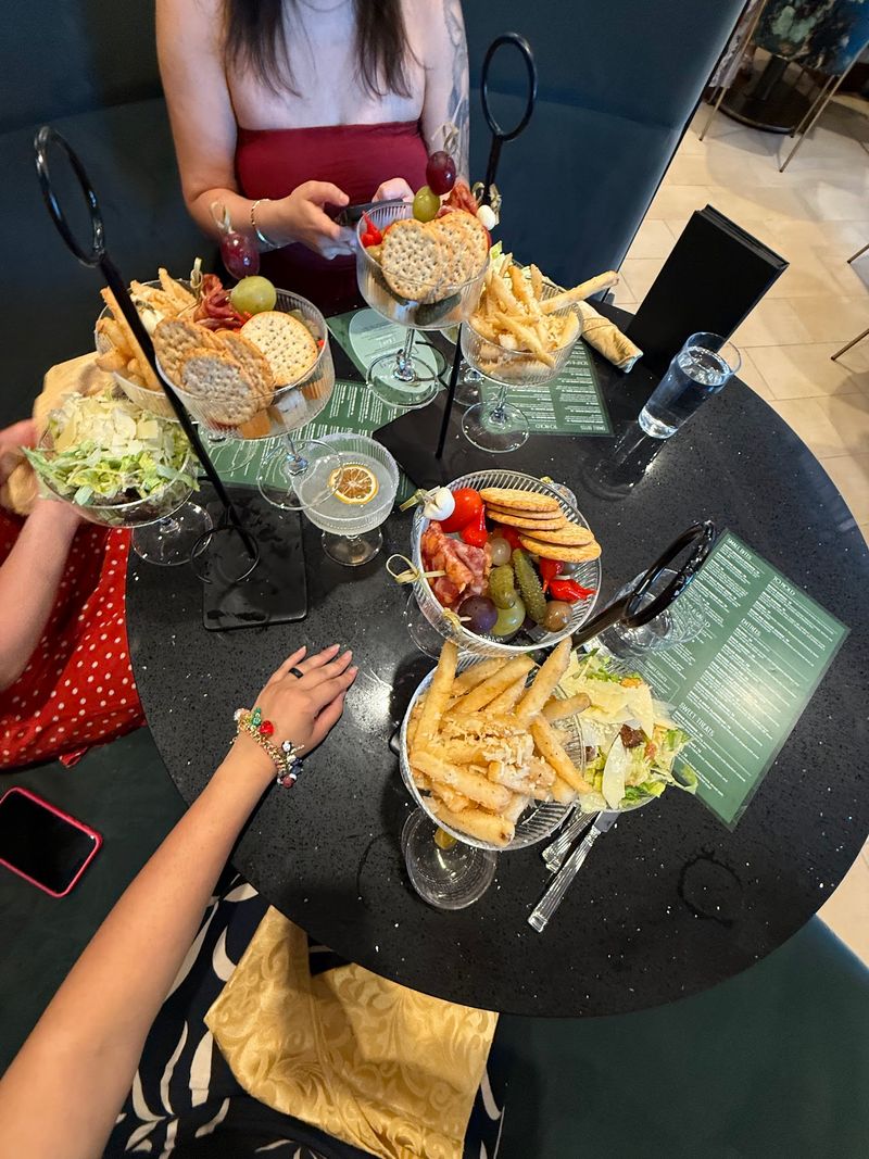 Happy Hour That Actually Justifies Leaving Work on Time Happy Hour That Actually Justifies Leaving Work on Time