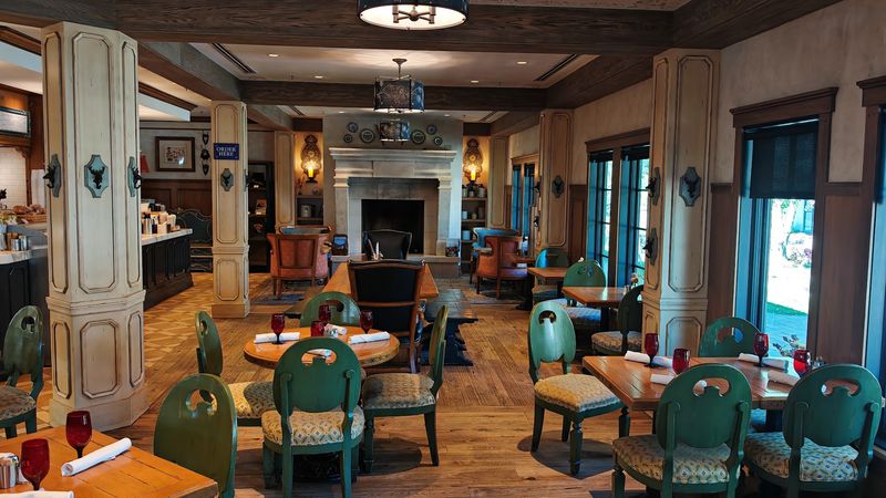 Inside the Chalet: Atmosphere Worth Arriving Early For