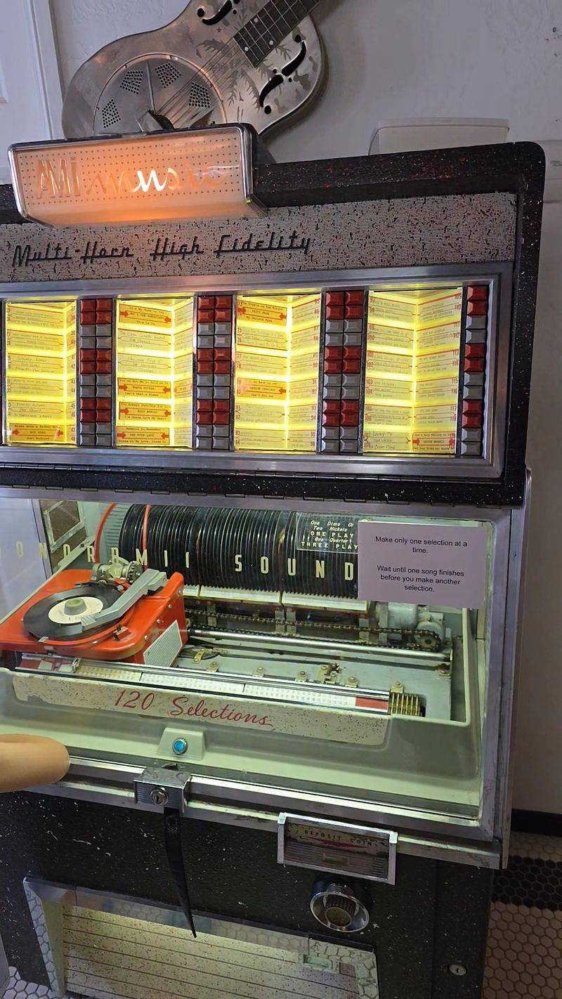 Jukebox Oldies in the Nostalgic Diner Jukebox Oldies in the Nostalgic Diner