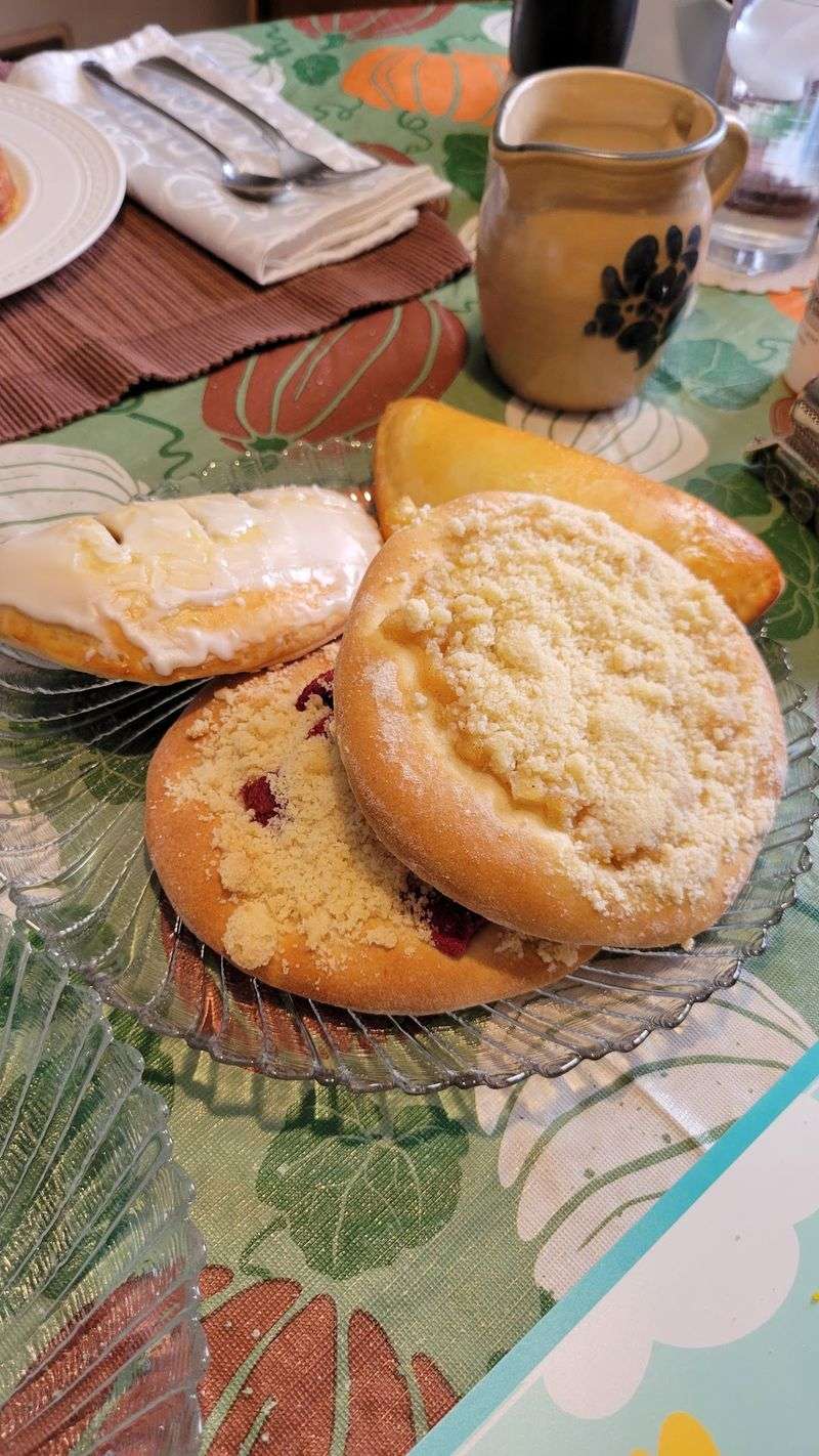 Lemon Poppyseed Rolls That Are Genuinely Hard to Describe Lemon Poppyseed Rolls That Are Genuinely Hard to Describe