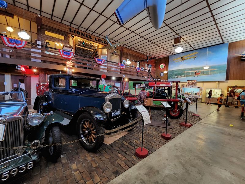 Life in the Thirties and Forties - The Lifestyle Displays Life in the Thirties and Forties - The Lifestyle Displays