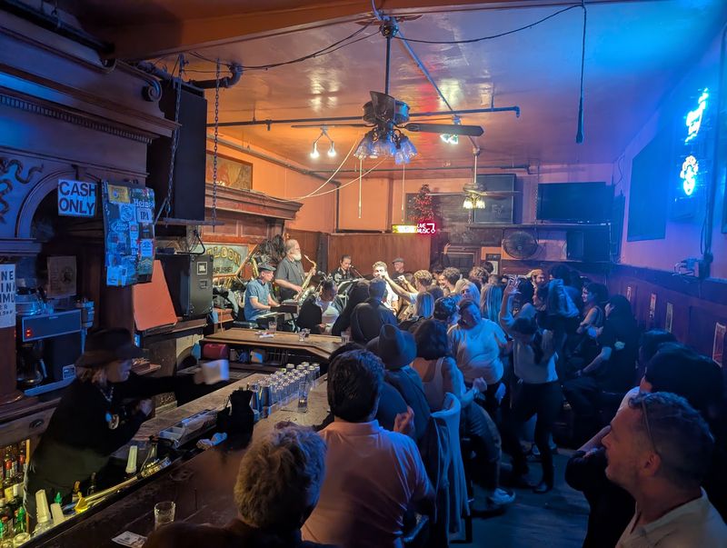 Live Blues Filling the Room Every Night Live Blues Filling the Room Every Night