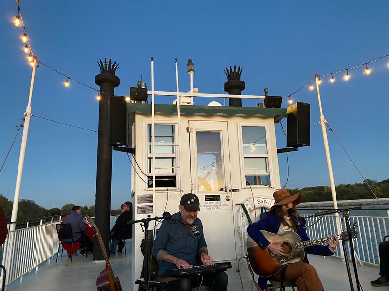 Live Music That Lifts the Whole Atmosphere Live Music That Lifts the Whole Atmosphere