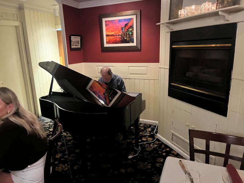 Live Music That Transforms Dinner into an Event Live Music That Transforms Dinner into an Event