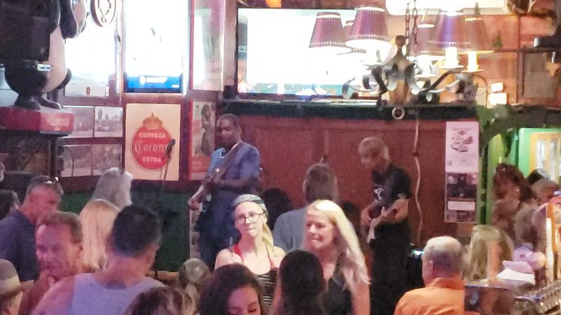 Live Music Weekends That Fill the Small Room With Energy Live Music Weekends That Fill the Small Room With Energy