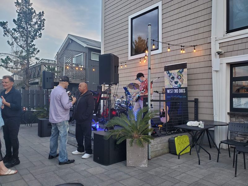 Live Music With Weekend Momentum Live Music With Weekend Momentum