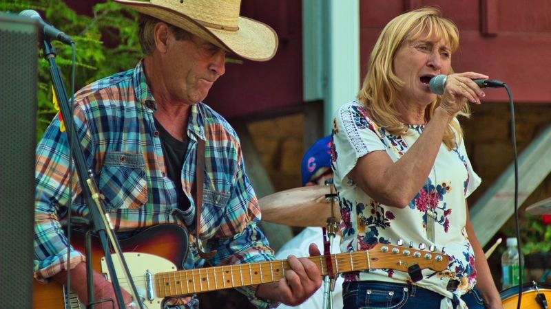 Live Music and the Atmosphere That Brings It Together Live Music and the Atmosphere That Brings It Together