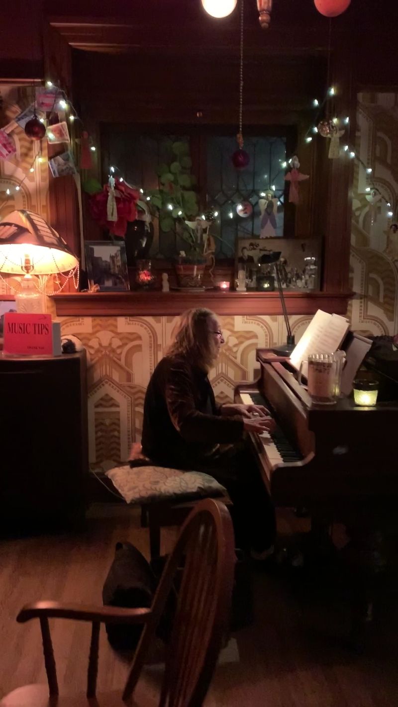 Live Piano Among the Tables Live Piano Among the Tables