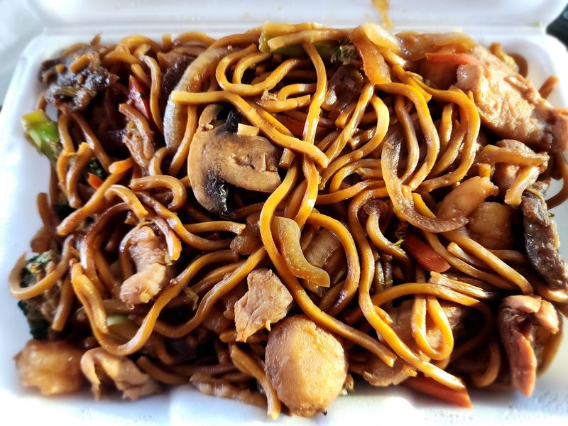 Lo Mein That Keeps the Regulars Loyal Lo Mein That Keeps the Regulars Loyal