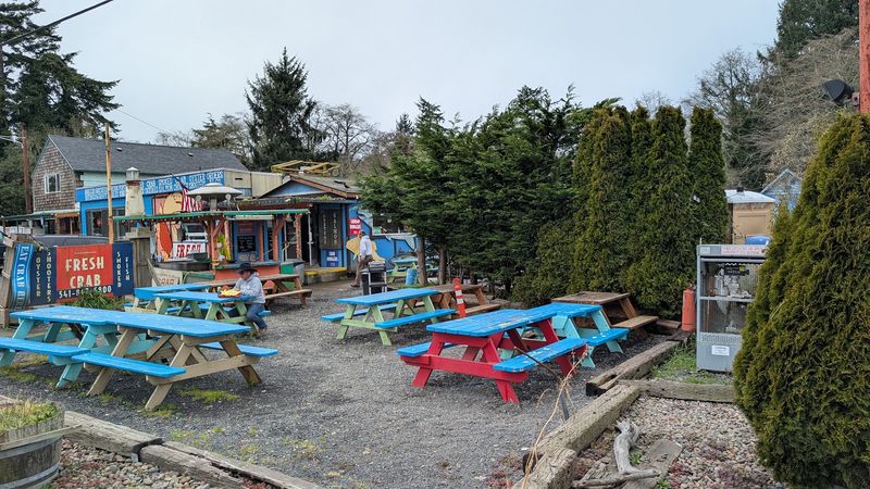 No-Frills Vibe and Picnic-Table Seating