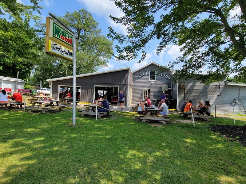 Outdoor Seating and the Lakeside Atmosphere Outdoor Seating and the Lakeside Atmosphere