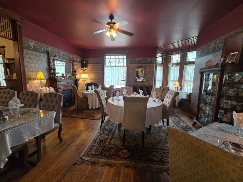 Quintealia's Tea Parlor, Burton, OH