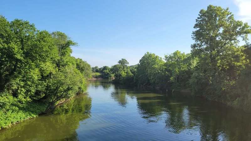 River and Lake Views That Follow You the Whole Way River and Lake Views That Follow You the Whole Way