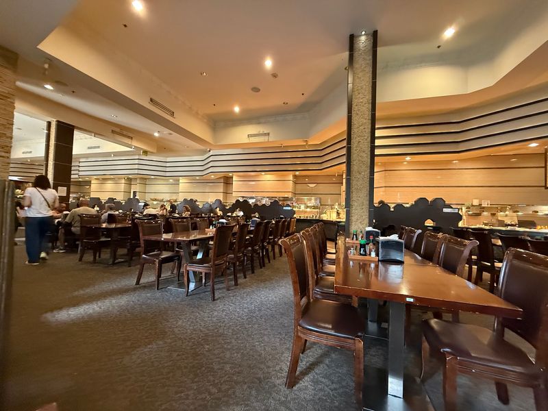 Roomy Tables, Quick Service, and a Family Vibe Roomy Tables, Quick Service, and a Family Vibe
