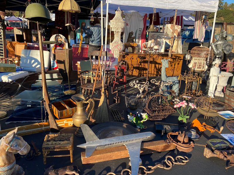 Rose Bowl Flea Market, Pasadena, California Rose Bowl Flea Market, Pasadena, California