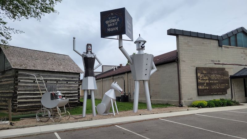Sculptures Worth Stopping For Even From the Sidewalk Sculptures Worth Stopping For Even From the Sidewalk