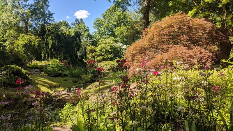 Seasonal Gardens With Spring Pull