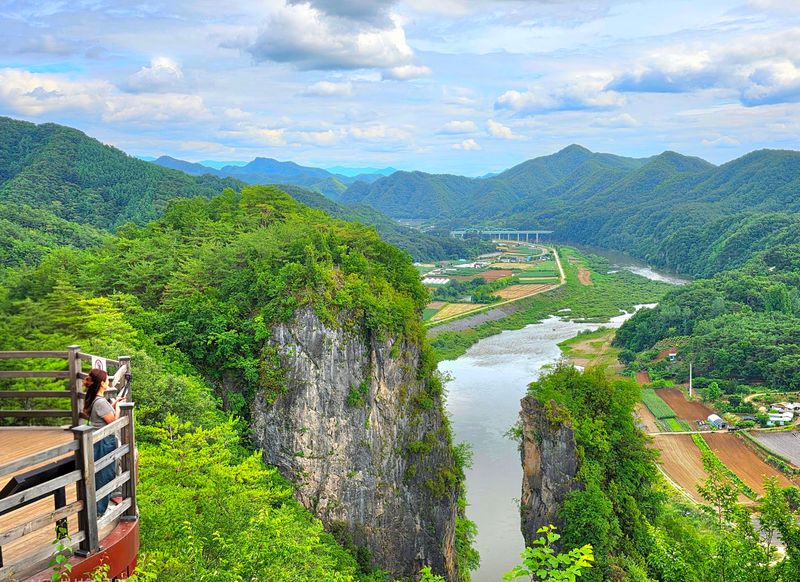 Seondol Cliff, Yeongwol, Gangwon-do Seondol Cliff, Yeongwol, Gangwon-do
