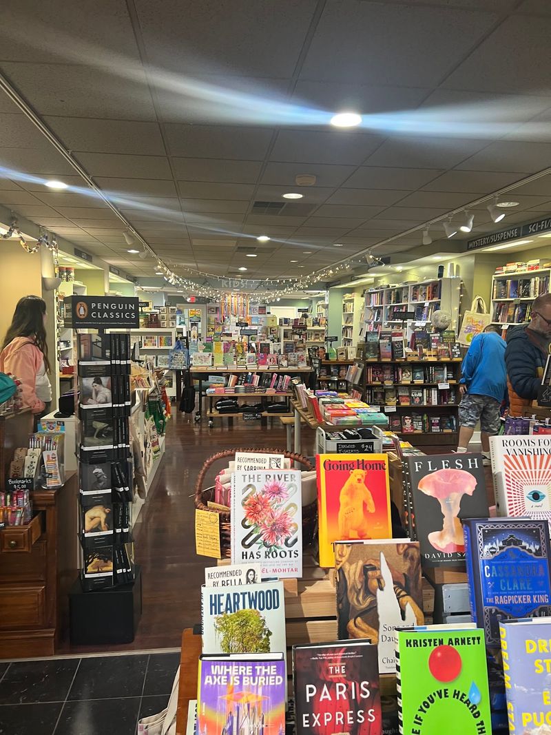 Shelves That Reward A Slow Browse