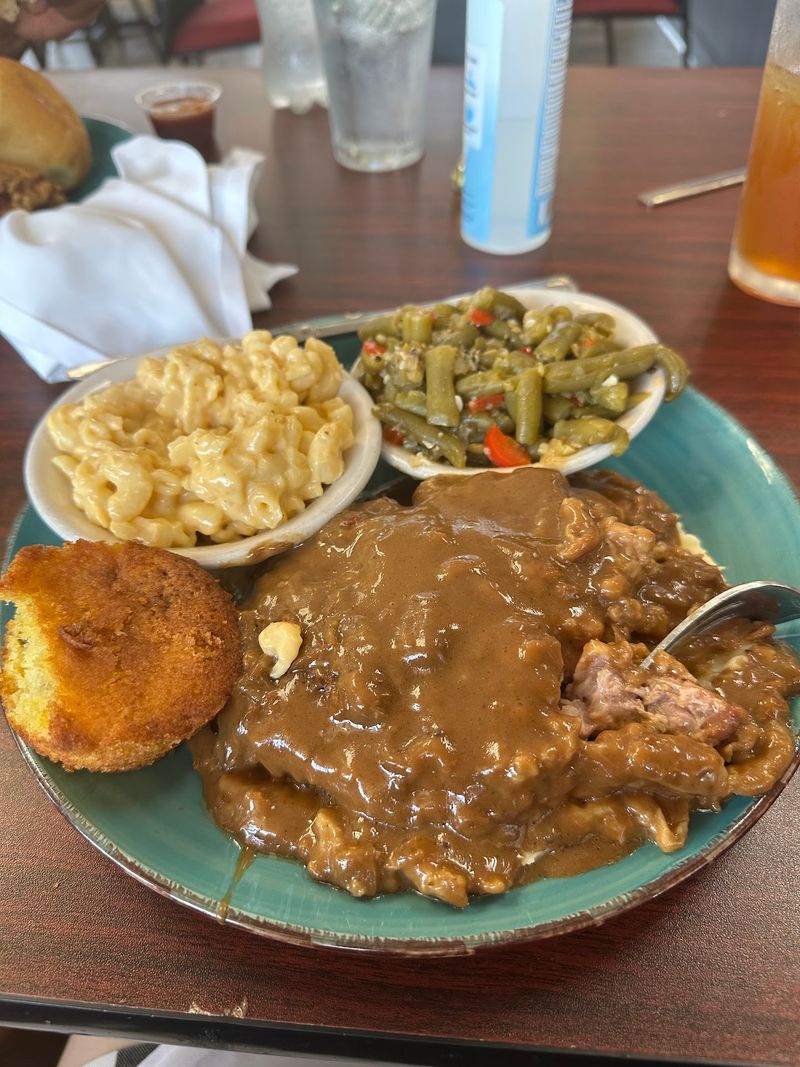 Smothered Pork Chops and the Dishes That Define the Menu Smothered Pork Chops and the Dishes That Define the Menu