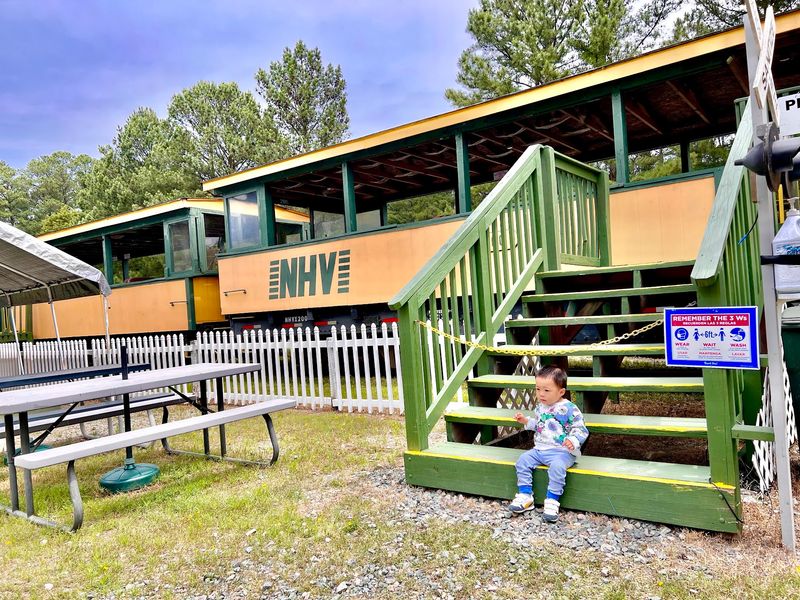 Snacks, Food Trucks, and Picnic Spots Snacks, Food Trucks, and Picnic Spots