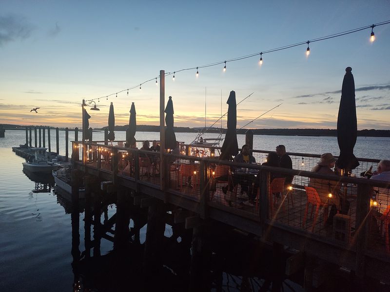 Sunset Tables and a Lively, Family-Friendly Vibe Sunset Tables and a Lively, Family-Friendly Vibe