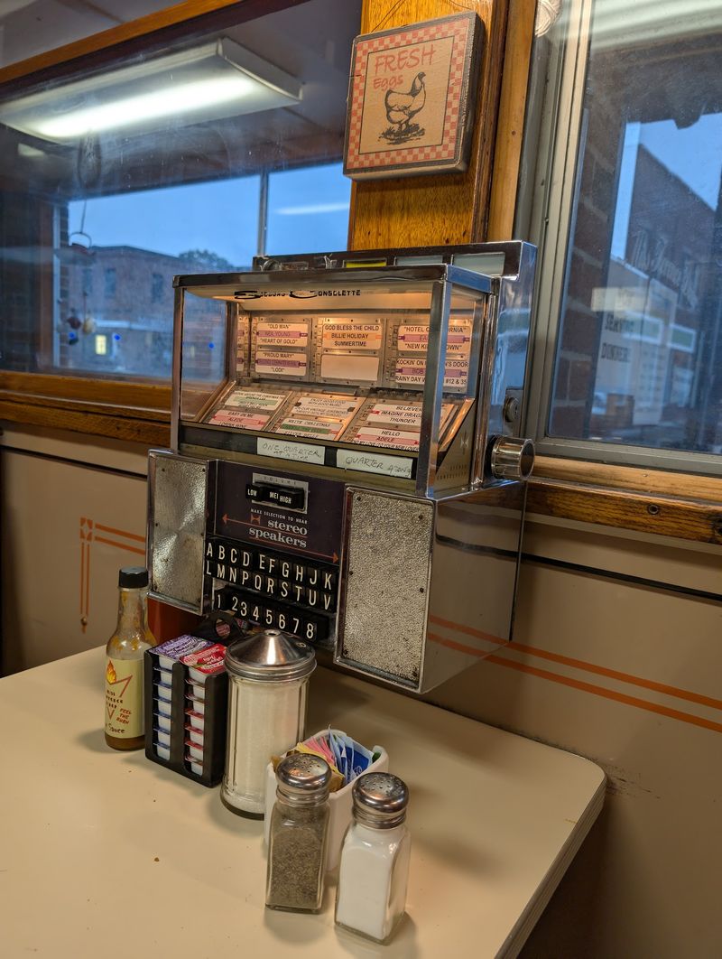 Tabletop Jukeboxes That Still Take Quarters Tabletop Jukeboxes That Still Take Quarters