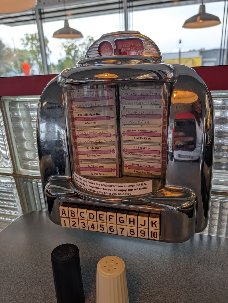 Tabletop Jukeboxes at Every Booth Tabletop Jukeboxes at Every Booth