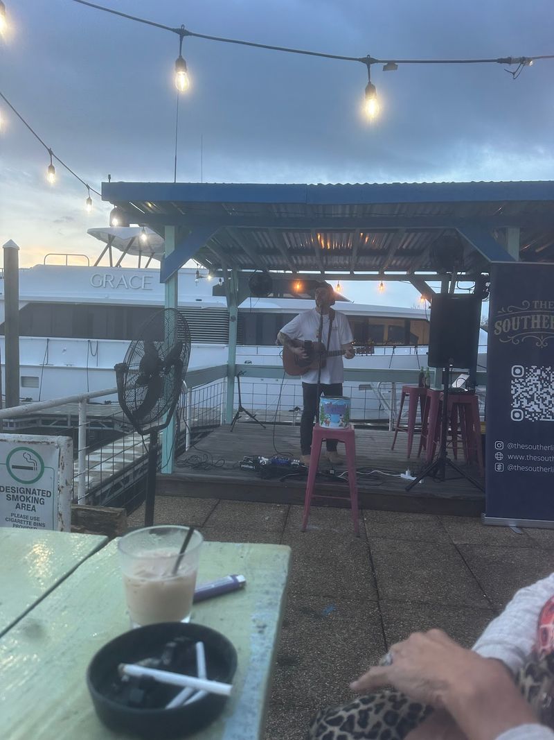 That Easygoing Beach Bar Feel That Easygoing Beach Bar Feel