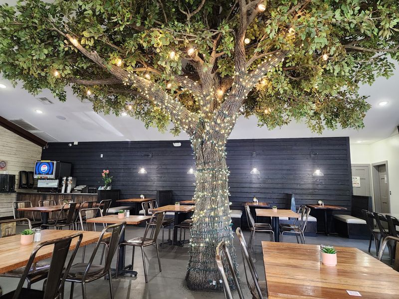 The $80,000 Tree and a Cozy Rustic Vibe The $80,000 Tree and a Cozy Rustic Vibe